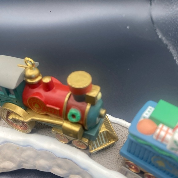 5 PC IN BOXES HALLMARK ORNAMENT TRAIN SET CLAUS & CO R.R. 1991 w Train Trestle - Picture 4 of 12